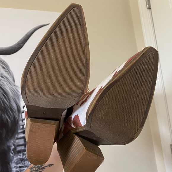 Size 8 Leather Cow Print Heel Booties - Picture 4 of 5